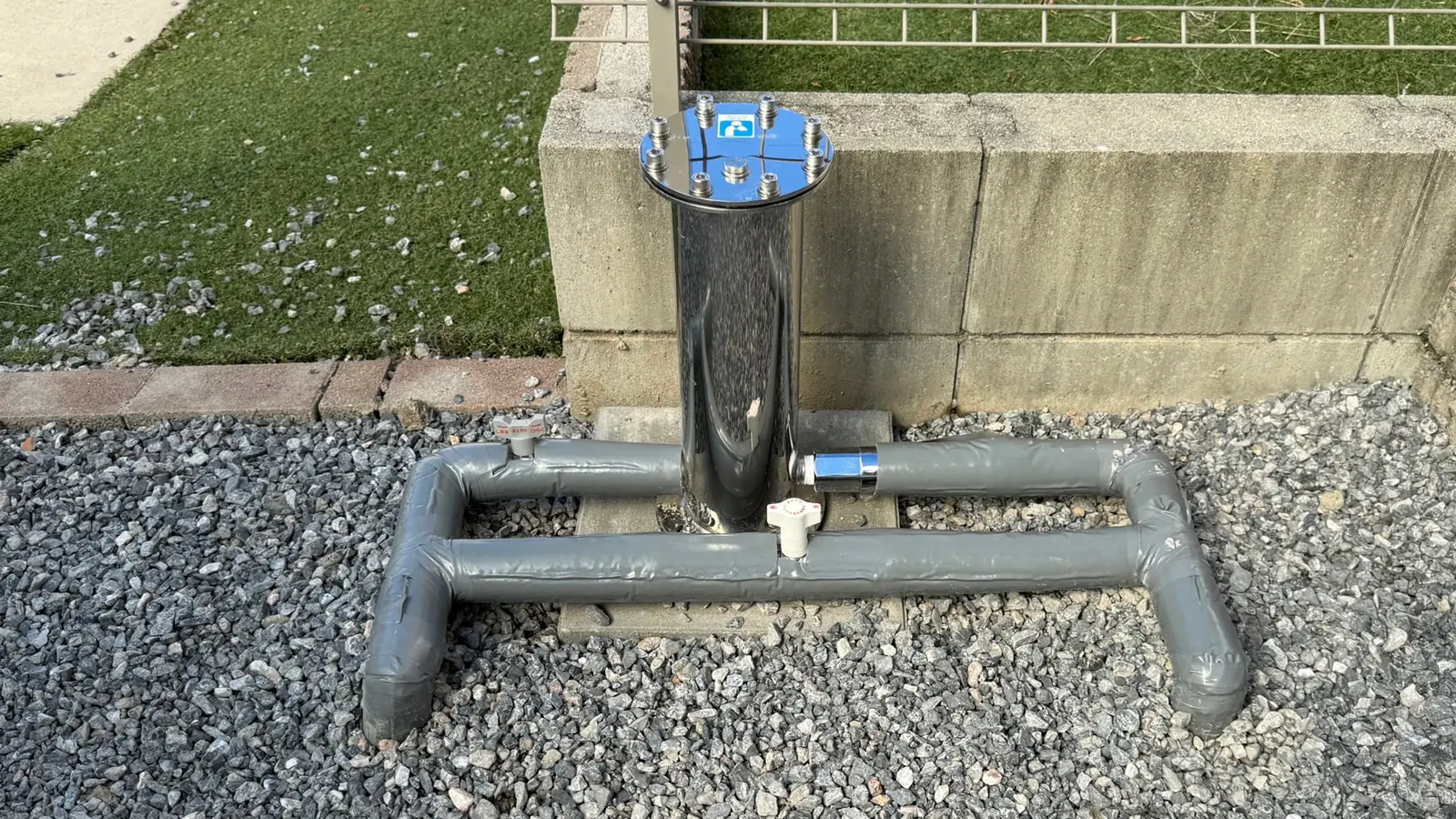 屋外の給水管に設置したセントラル浄水器
